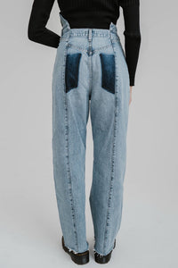 Jeans Agolde Pieced Angled en denim patchwork Matrix délavage clair, taille ultra haute, jambe droite décontractée, double ceinture innovante, assemblage artistique de denim, coton biologique 100%, fermeture éclair, poches fonctionnelles - Vue de dos