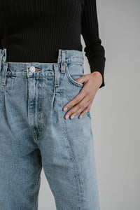 Jeans Agolde Pieced Angled en denim patchwork Matrix délavage clair, taille ultra haute, jambe droite décontractée, double ceinture innovante, assemblage artistique de denim, coton biologique 100%, fermeture éclair, poches fonctionnelles _ détail taille