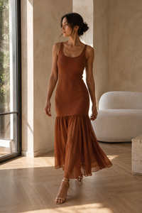 Robe A.L.C. Micky en combo soie et jersey côtelé noisette Light Chestnut, buste structurant en viscose-élasthanne, jupe en soie sauvage semi-transparente, découpes latérales, encolure dégagée, robe longue mi-saison_editoriale