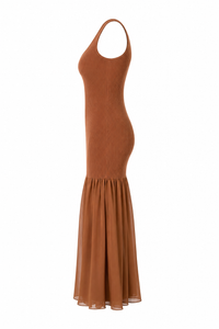 Robe A.L.C. Micky en combo soie et jersey côtelé noisette Light Chestnut, buste structurant en viscose-élasthanne, jupe en soie sauvage semi-transparente, découpes latérales, encolure dégagée, robe longue mi-saison_Vue de côté