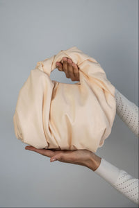 Sac A.L.C. Paloma en similicuir vegan crème beurre, silhouette demi-lune structurée, anse fixe intégrée, fermeture magnétique, design minimaliste californien
_tenu seul
