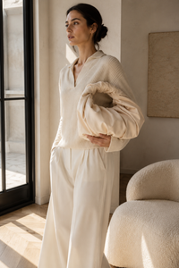 Sac A.L.C. Paloma en similicuir vegan crème beurre, silhouette demi-lune structurée, anse fixe intégrée, fermeture magnétique, design minimaliste californien_editoriale