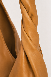 Sac hobo A.L.C. Shiloh en cuir vegan caramel, anse torsadée artisanale, silhouette souple et volumineuse, fermeture magnétique, design californien boho-chic luxe_détail