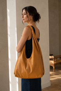 Sac hobo A.L.C. Shiloh en cuir vegan caramel, anse torsadée artisanale, silhouette souple et volumineuse, fermeture magnétique, design californien boho-chic luxe_edito