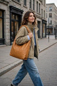 Sac Shiloh en cuir vegan caramel, A.L.C. — vue édito lifestyle