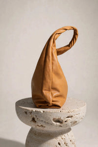 Sac Shiloh en cuir vegan caramel, A.L.C. — vue édito de profil