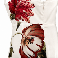 Robe maxi Alice + Olivia Julietta en viscose ivoire à imprimé botanique floral, grandes roses cramoisies et pivoines bleu cendré, coupe slip dress décolleté V et bretelles spaghetti réglables_détail floral