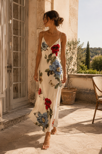 Robe maxi Alice + Olivia Julietta en viscose ivoire à imprimé botanique floral, grandes roses cramoisies et pivoines bleu cendré, coupe slip dress décolleté V et bretelles spaghetti réglables_edito