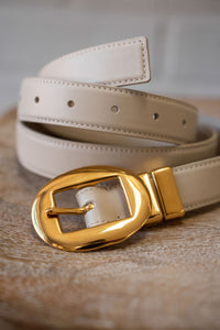Ceinture en cuir de vachette Altuzarra coloris Enoki (argile), boucle massive en laiton vieilli doré, artisanat espagnol, largeur 1 pouce_ détail boucle