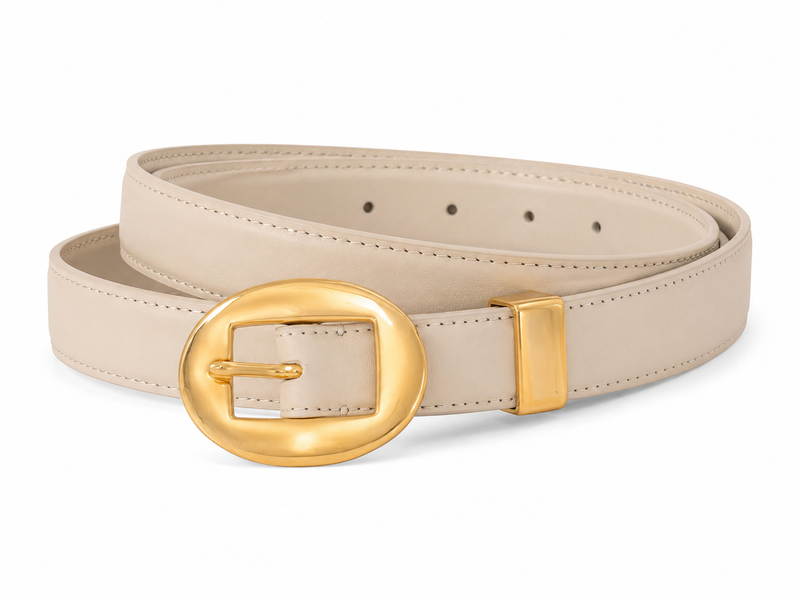 Ceinture en cuir de vachette Altuzarra coloris Enoki (argile), boucle massive en laiton vieilli doré, artisanat espagnol, largeur 1 pouce_Vue fond blanc
