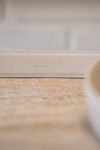 Ceinture en cuir de vachette Altuzarra coloris Enoki (argile), boucle massive en laiton vieilli doré, artisanat espagnol, largeur 1 pouce_ gravure intérieure