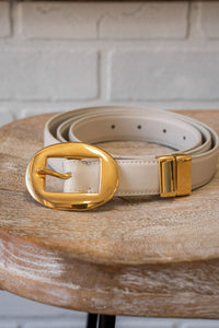 Ceinture en cuir de vachette Altuzarra coloris Enoki (argile), boucle massive en laiton vieilli doré, artisanat espagnol, largeur 1 pouce_Vue complète