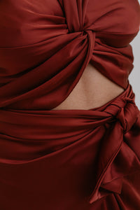 Robe midi Reni d'Andrea Iyamah en satin chocolat avec détail torsadé frontal et découpes latérales, silhouette ajustée élégante, style tapis rouge sophistiqué - tissu