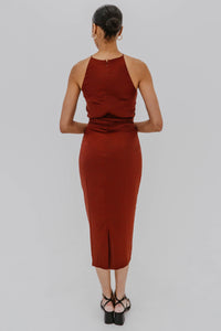 Robe midi Reni d'Andrea Iyamah en satin chocolat avec détail torsadé frontal et découpes latérales, silhouette ajustée élégante, style tapis rouge sophistiqué - vue de dos