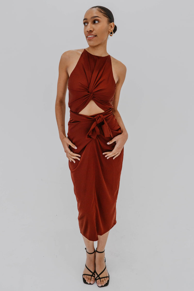 Robe midi Reni d'Andrea Iyamah en satin chocolat avec détail torsadé frontal et découpes latérales, silhouette ajustée élégante, style tapis rouge sophistiqué - vue de face