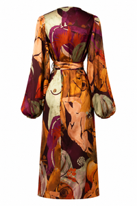 Robe kimono portefeuille Takwa d'Andrea Iyamah en satin multicolore imprimé Eve, manches bouffantes volumineuses, coupe fluide taille unique, fabriquée au Canada_Vue de dos