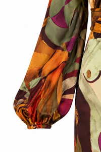Robe kimono portefeuille Takwa d'Andrea Iyamah en satin multicolore imprimé Eve, manches bouffantes volumineuses, coupe fluide taille unique, fabriquée au Canada_détail tissu