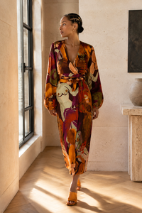 Robe kimono portefeuille Takwa d'Andrea Iyamah en satin multicolore imprimé Eve, manches bouffantes volumineuses, coupe fluide taille unique, fabriquée au Canada_editorial