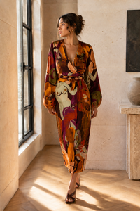 Robe kimono portefeuille Takwa d'Andrea Iyamah en satin multicolore imprimé Eve, manches bouffantes volumineuses, coupe fluide taille unique, fabriquée au Canada_Editoriale