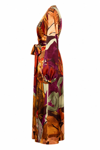 Robe kimono portefeuille Takwa d'Andrea Iyamah en satin multicolore imprimé Eve, manches bouffantes volumineuses, coupe fluide taille unique, fabriquée au Canada_Vue de côté