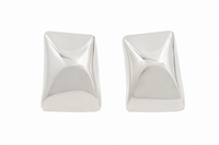 Boucles d'oreilles clips Anine Bing rectangulaires courbées en laiton plaqué argent sterling, silhouette géométrique élégante, finition réfléchissante, fermeture à clip sécurisée, papillons de marque, sans perçage requis -  fond blanc