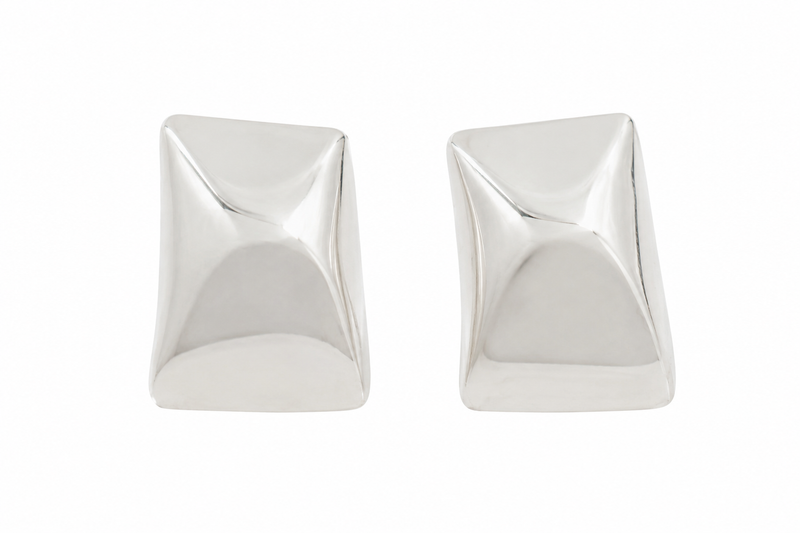 Boucles d'oreilles clips Anine Bing rectangulaires courbées en laiton plaqué argent sterling, silhouette géométrique élégante, finition réfléchissante, fermeture à clip sécurisée, papillons de marque, sans perçage requis -  fond blanc