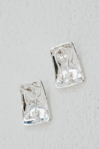 Boucles d'oreilles clips Anine Bing rectangulaires courbées en laiton plaqué argent sterling, silhouette géométrique élégante, finition réfléchissante, fermeture à clip sécurisée, papillons de marque, sans perçage requis - attache