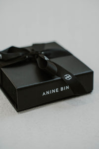 Boucles d'oreilles clips Anine Bing rectangulaires courbées en laiton plaqué argent sterling, silhouette géométrique élégante, finition réfléchissante, fermeture à clip sécurisée, papillons de marque, sans perçage requis - boîte originale