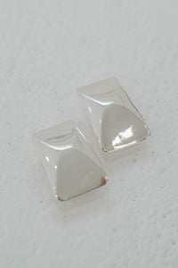 Boucles d'oreilles clips Anine Bing rectangulaires courbées en laiton plaqué argent sterling, silhouette géométrique élégante, finition réfléchissante, fermeture à clip sécurisée, papillons de marque, sans perçage requis - paire