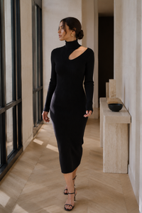 Robe Victoria Anine Bing en maille côtelée noire, coupe midi bodycon, col montant asymétrique d'un côté et épaule découverte de l'autre, manches longues, taille L _ editoriale
