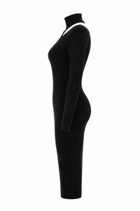 Robe Victoria Anine Bing en maille côtelée noire, coupe midi bodycon, col montant asymétrique d'un côté et épaule découverte de l'autre, manches longues, taille L_ vue de côté