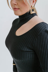 Robe midi noire côtelée Victoria par Anine Bing, manches longues, coupe moulante bodycon, détails en découpes détail tissu