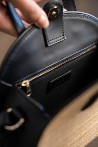 Sac Demi-Lune A.P.C. en raphia naturel beige et cuir noir, forme demi-lune, fermeture magnétique et quincaillerie dorée, fabrication marocaine_détail intérieur