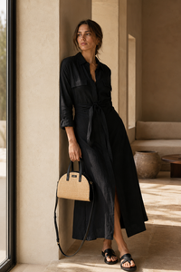 Sac Demi-Lune A.P.C. en raphia naturel beige et cuir noir, forme demi-lune, fermeture magnétique et quincaillerie dorée, fabrication marocaine_editoriale