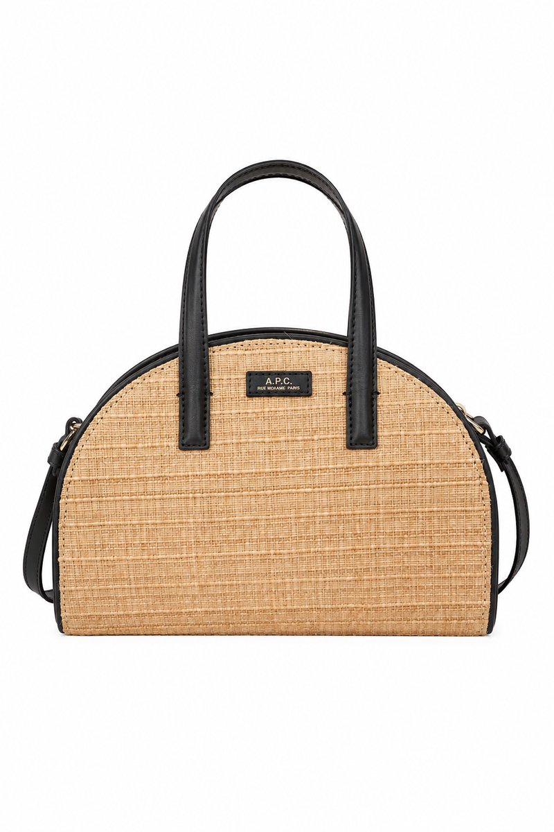 Sac Demi-Lune A.P.C. en raphia naturel beige et cuir noir, forme demi-lune, fermeture magnétique et quincaillerie dorée, fabrication marocaine_Vue de face