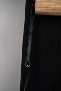 Sac Demi-Lune A.P.C. en raphia naturel beige et cuir noir, forme demi-lune, fermeture magnétique et quincaillerie dorée, fabrication marocaine_détail ganse