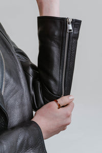 Veste biker en cuir noir Florence par A.P.C, coupe ajustée taille 34, style motard classique, cuir premium - détail glissière manche