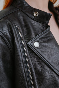 Veste biker en cuir noir Florence par A.P.C, coupe ajustée taille 34, style motard classique, cuir premium - détail cuir
