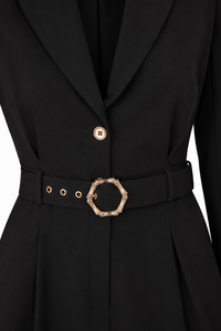 Romper BGL noir en mélange de laine, col tailleur à revers pointus, décolleté en V plongeant, ceinture coordonnée à boucle dorée, coutures pintuck structurantes, manches longues, confection ukrainienne
_Vue détail