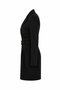Romper BGL noir en mélange de laine, col tailleur à revers pointus, décolleté en V plongeant, ceinture coordonnée à boucle dorée, coutures pintuck structurantes, manches longues, confection ukrainienne
_Vue de côté