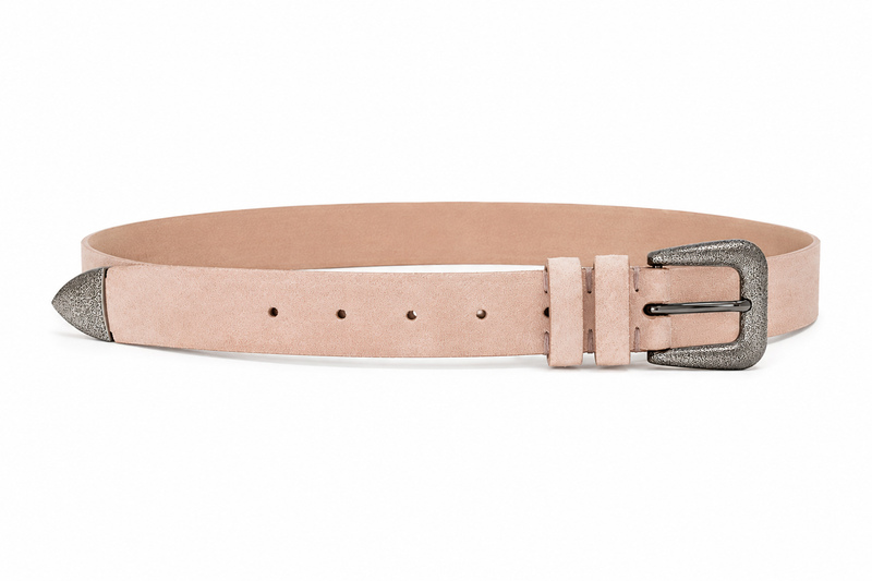 Ceinture en daim rose poudré Brunello Cucinelli, boucle en métal texturé travaillé à la main, largeur 1 pouce, artisanat de Solomeo, fabriquée en Italie_Vue de fond blanc