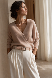 Ceinture en daim rose poudré Brunello Cucinelli, boucle en métal texturé travaillé à la main, largeur 1 pouce, artisanat de Solomeo, fabriquée en Italie_editoriale