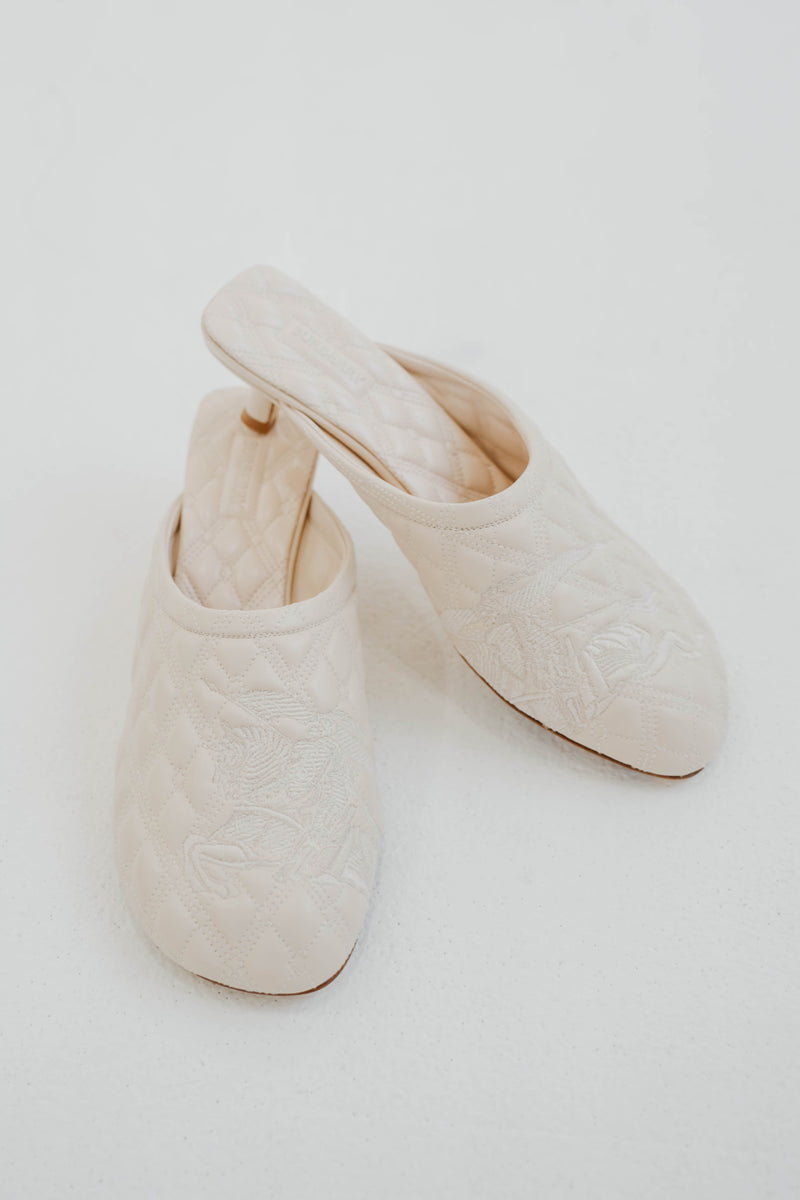 Mules Burberry matelassées en peau d'agneau blanche luxueuse, logo iconique brodé, doublure en peau de mouton, petit talon chaton 2,5 pouces, bout arrondi, semelle cuir, fabrication italienne, design confort raffiné - vue principale