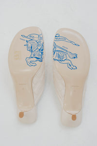 Mules Burberry matelassées en peau d'agneau blanche luxueuse, logo iconique brodé, doublure en peau de mouton, petit talon chaton 2,5 pouces, bout arrondi, semelle cuir, fabrication italienne, design confort raffiné - semelle