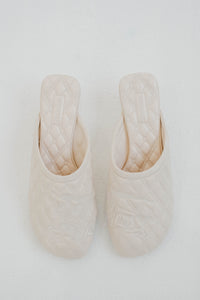 Mules Burberry matelassées en peau d'agneau blanche luxueuse, logo iconique brodé, doublure en peau de mouton, petit talon chaton 2,5 pouces, bout arrondi, semelle cuir, fabrication italienne, design confort raffiné - vue de dessus