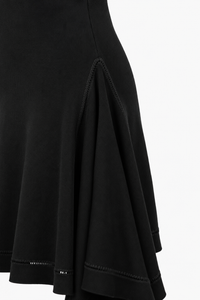 Robe midi Burberry en jersey technique noir profond sans manches, ourlet asymétrique drapé en mouchoir avec pointes sculpturales, encolure ronde minimaliste, détail de couture ajourée sur la jupe, design architectural Quiet Luxury, fabriquée en Italie - détail tissu