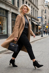 Bottines Storm en daim noires, Burberry — vue édito lifestyle