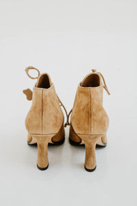 Bottines Burberry Storm en daim tan premium, bout carré raffiné, fermeture à lacets ajustable, talon mi-hauteur 3,5 pouces, semelle équestre signature iconique, coutures méticuleuses, fabrication italienne, silhouette élégante - vue de dos