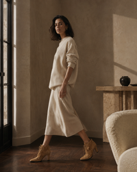 Bottines Burberry Storm en daim tan premium, bout carré raffiné, fermeture à lacets ajustable, talon mi-hauteur 3,5 pouces, semelle équestre signature iconique, coutures méticuleuses, fabrication italienne, silhouette élégante - editoriale