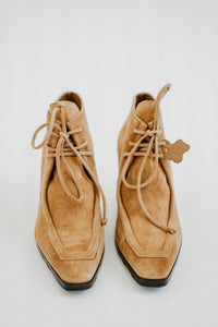 Bottines Burberry Storm en daim tan premium, bout carré raffiné, fermeture à lacets ajustable, talon mi-hauteur 3,5 pouces, semelle équestre signature iconique, coutures méticuleuses, fabrication italienne, silhouette élégante - vue de devant